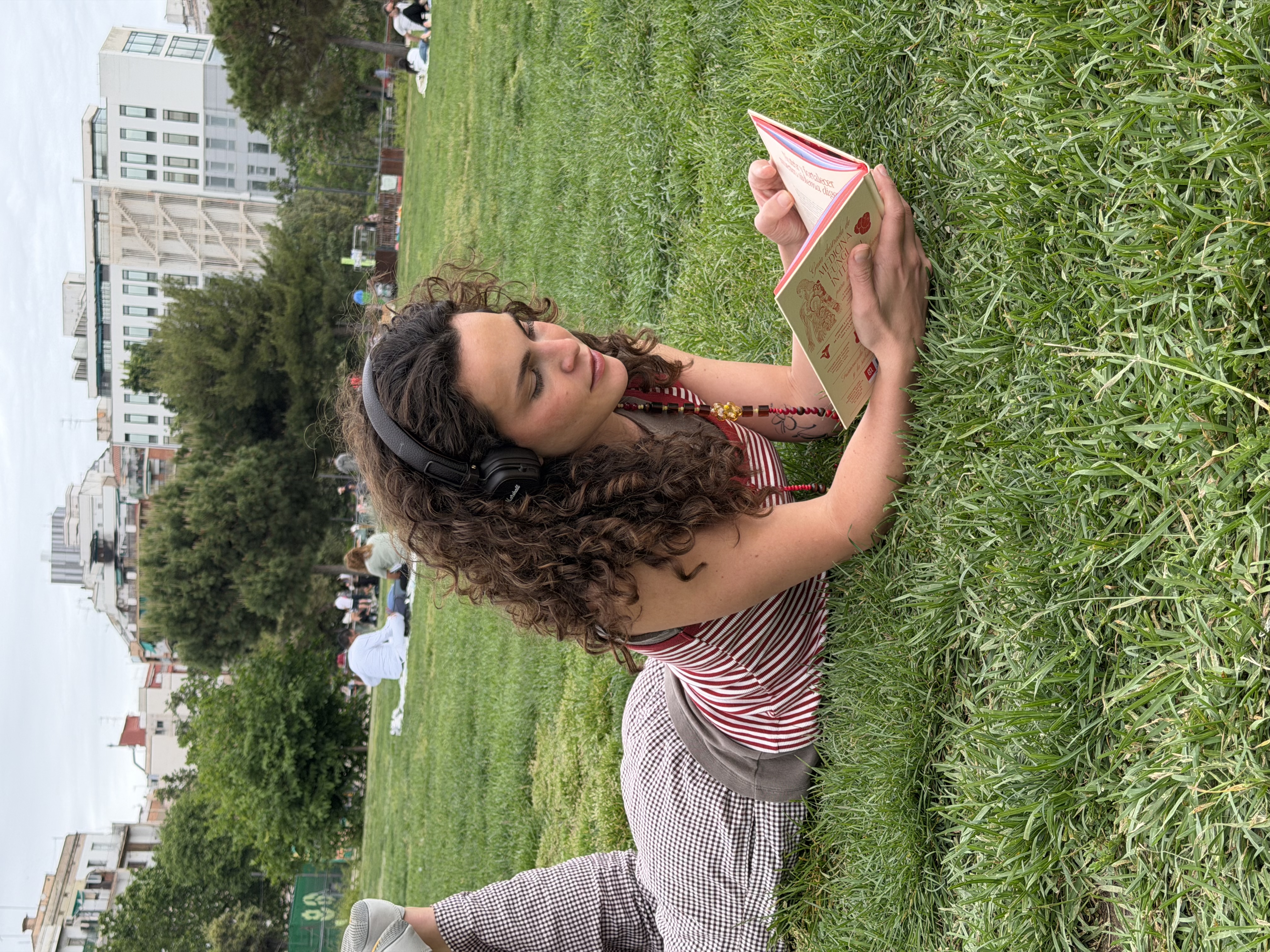 Camila leyendo en el parque